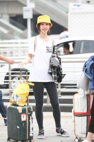 【辉辉赛贴-第四贴】小黄帽美眉的灰色紧身裤