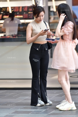 ★白皙黑色牛仔裤美女