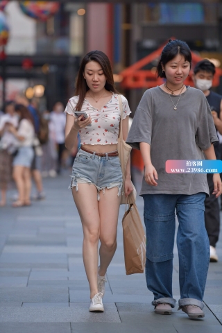 街拍碎花短衣热裤美女