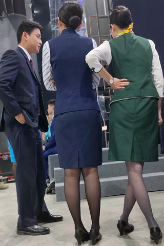 手机4k视频后台偶遇春秋航空空乘高跟大长腿灰色丝（视频版）