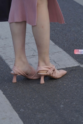 街拍一身粉色的时尚美女