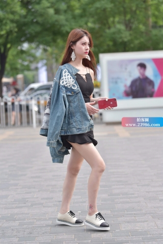 街拍黑色短裙小姐姐