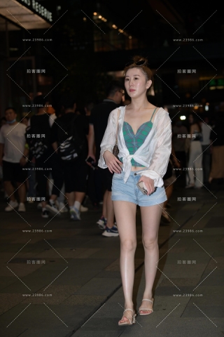 夜拍美腿热裤美女