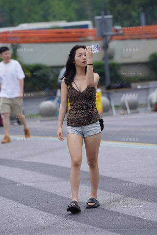 街拍热裤美腿美眉