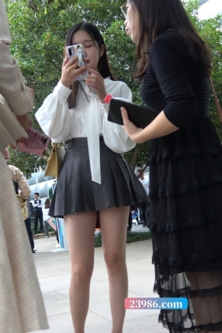 查看完整内容：4K  - 街拍百褶短裙白衬衫青春美少女 [2.00 GB/MP4]（视频版） - 共10张图片