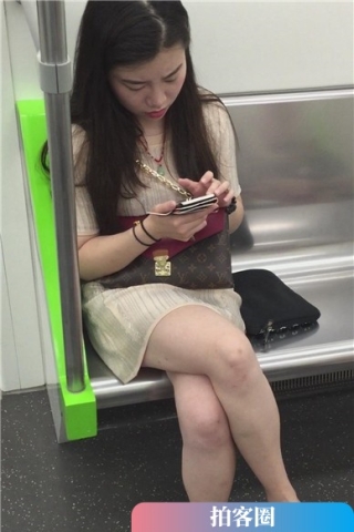 地铁偶遇白皙美腿美女（视频版）