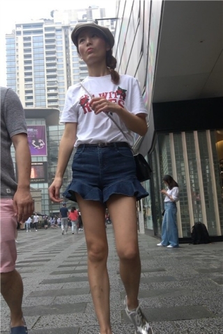 4K - 苗条细腿好身材街拍白T恤美女姐姐 [1.96 GB]（视频版）