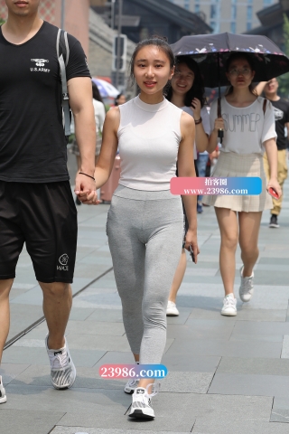 【视觉冲击赛帖】性感迷人女友，薄而透气的健美裤