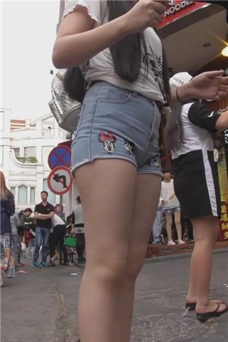 查看完整内容：街拍牛仔热裤肉肉的美臀性感美女 [1.05 GB]（视频版） - 共8张图片