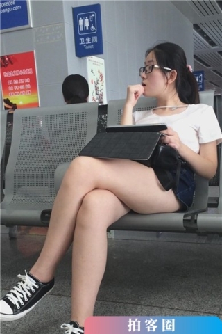 查看完整内容：高铁候车室偶遇美腿帆布鞋眼镜妹（视频版） - 共8张图片