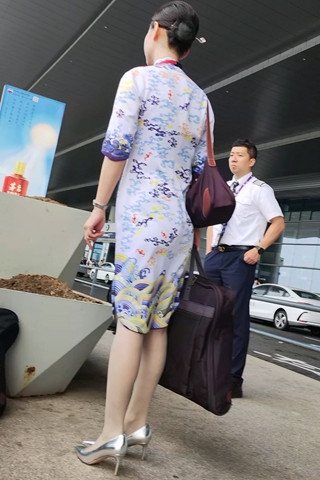 机场偶遇海航国际乘务组灰丝旗袍空姐们都很吸睛（视频版）