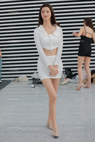 【玻璃街拍】白色短裙小姐姐