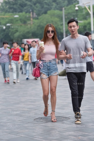 街拍性感身材热裤美女