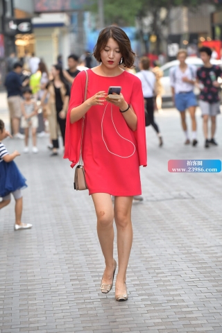 街拍成熟的米色高跟姐姐