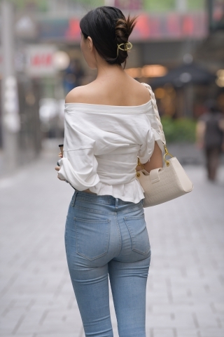 高挑的紧牛美女（城市版）