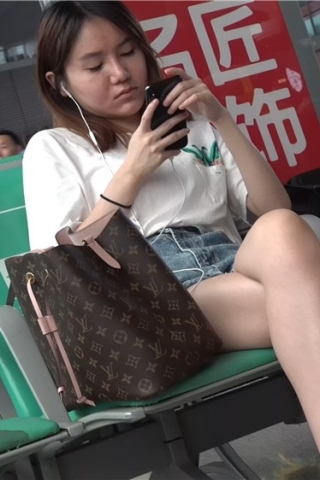 查看完整内容：牛仔热裤，街拍凉高跟特写（视频版） - 共7张图片