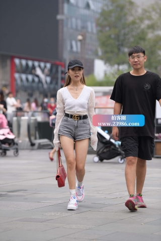 热裤白鞋小姐姐