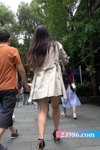 4K - 街拍长风衣高跟美女 [1.26 GB/MP4]（视频版）