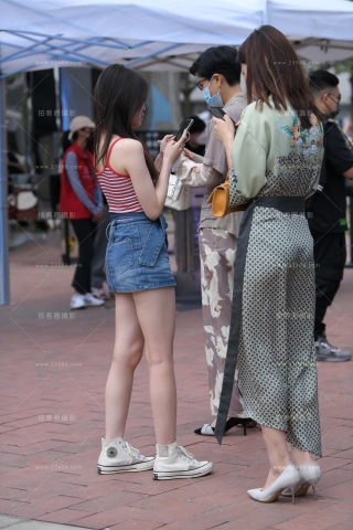 街拍牛仔短裙小姐姐