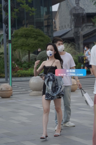 街拍性感包臀裙女友