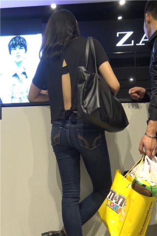 查看完整内容：4K 逛街的街拍牛仔裤美女姐姐 4  [782 MB]（视频版） - 共6张图片