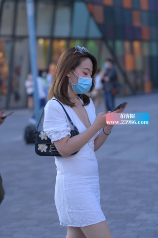 看手机的白裙姐姐