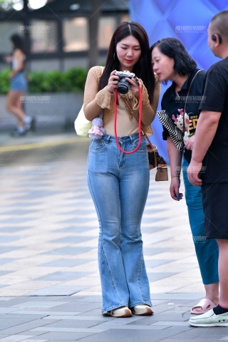 ★拍照微丰腴牛仔裤美女