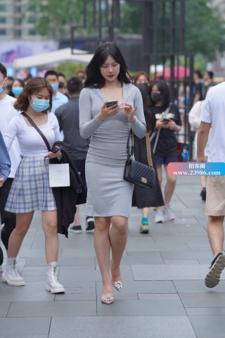 街拍灰色长裙美女