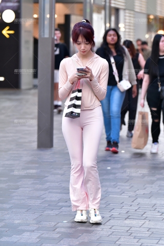 ★青春米白紧身裤美女