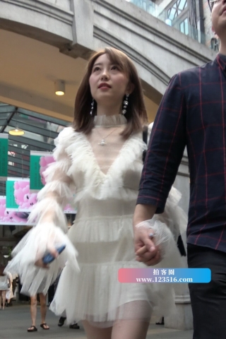 查看完整内容：4K - 街拍白色连衣裙高跟鞋街拍美女 [2.33 GB/MP4]（视频版） - 共10张图片