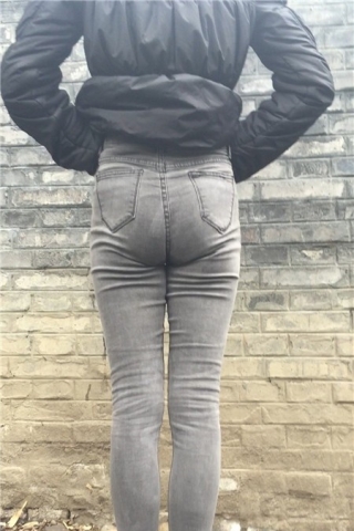 查看完整内容：灰色紧身牛仔裤美女凹出各种姿势摆拍 [812 MB]（视频版） - 共12张图片