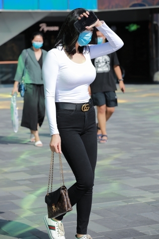 阳光下的丰韵小姐姐（城市版）