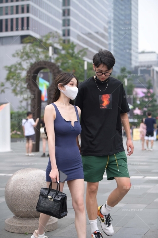 街拍深蓝色包臀短裙女盆友
