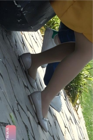 4k超清，大树下乘凉的丝足漂亮美女（视频版）
