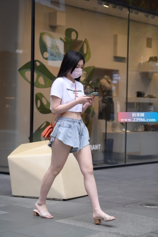 气质小姐姐腿腿好白呀