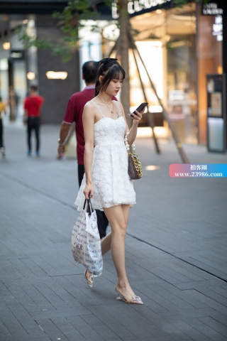 街拍白裙恬静萌妹子