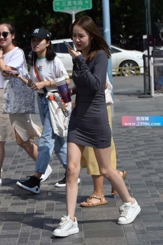 查看完整内容：街拍灰色包臀裙姐姐 - 共21张图片