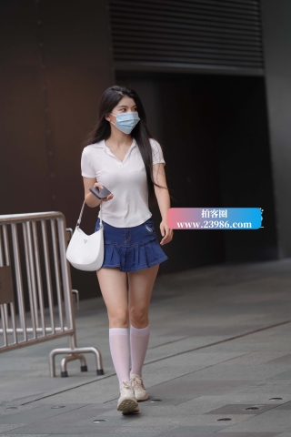 街拍清新有气质的牛仔小短裙美眉