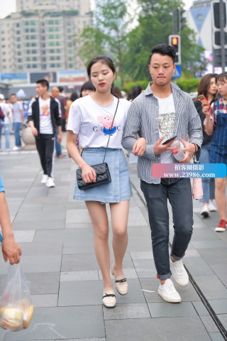 街拍牛仔短裙秀气少女