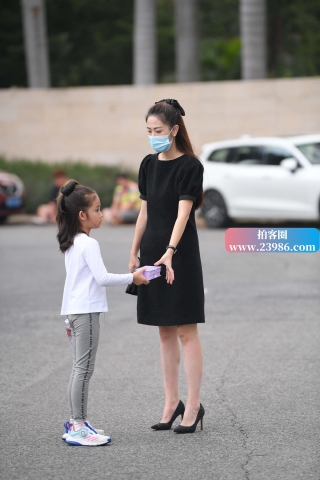 街拍黑色群高跟辣妈