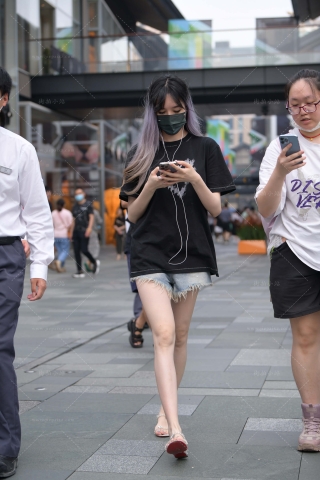 街拍听歌的热裤小妹