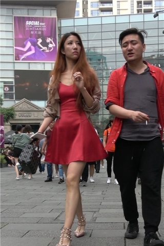 4K-超气质红色连衣裙街拍美腿美女姐姐 [1.40 GB]（视频版）