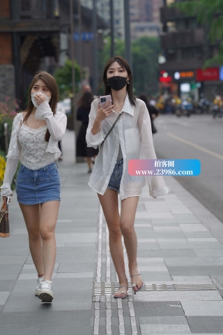 大眼睛苗条热裤小姐姐