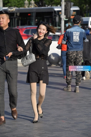 甜美双酒窝女友