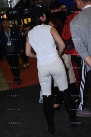 白裤靴子透出性感