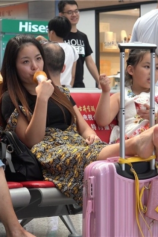 查看完整内容：4K - 候车室内吃雪糕的少F样子还挺享受 [2.19 GB/MP4]（视频版） - 共6张图片