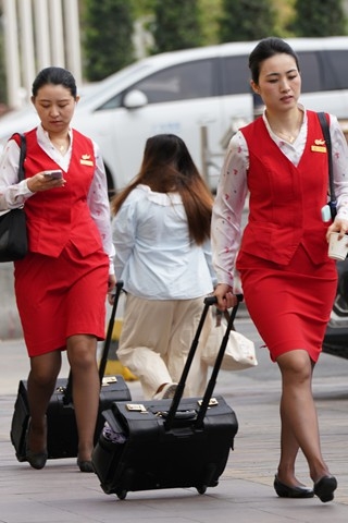 25最新空姐街拍-深航空姐深咖色丝袜空姐（完整版）