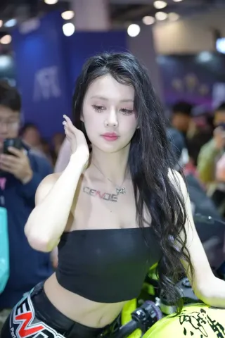 靓丽骨感嫩模【原图➕视频】（完整版）