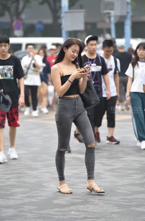 查看完整内容：街拍性感的紧身黑牛美女 - 共20张图片