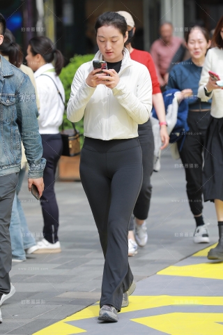 【玻璃街拍】阳光下的紧身裤女友